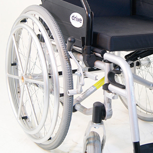Weiß-grauer Rollstuhl mit schwarzer Sitzfläche.